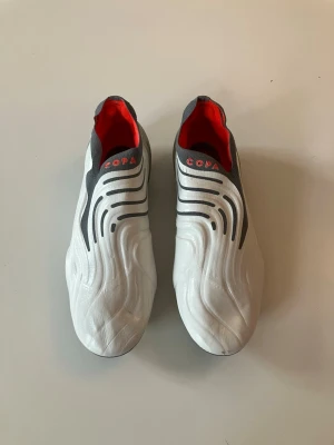 Adidas Copa vita fotbollsskor - Säljer ett par Adidas Copa Pro. Några dobbar fattas. Sparsamt använda. 