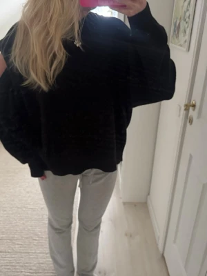 Svart cool stickad - Svart stickad tröja med off shoulder detaljer!! Så cool🩷🩷utsåld på hemsidan🩷