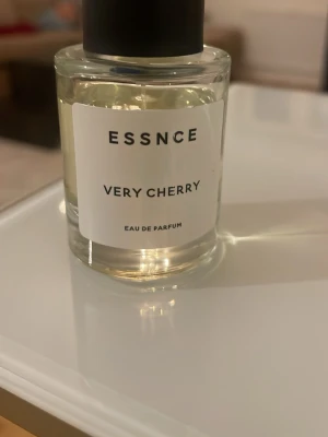 ESSNCE Very Cherry parfym - Upptäck ESSNCE Very Cherry Eau de Parfum – en modern och stilren parfym som passar dig som vill sticka ut. Perfekt för dig som gillar minimalistisk design och vill ha något unikt i din samling.