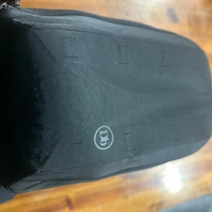 Svart ryggsäck från Db - Säljer en stilren svart ryggsäck för laptop eller annat från Db med minimalistisk design. Väskan har flera smarta fack med dragkedja på insidan och vadderade axelremmar för extra komfort. Perfekt för dig som vill ha en snygg och funktionell väska till vardagen.