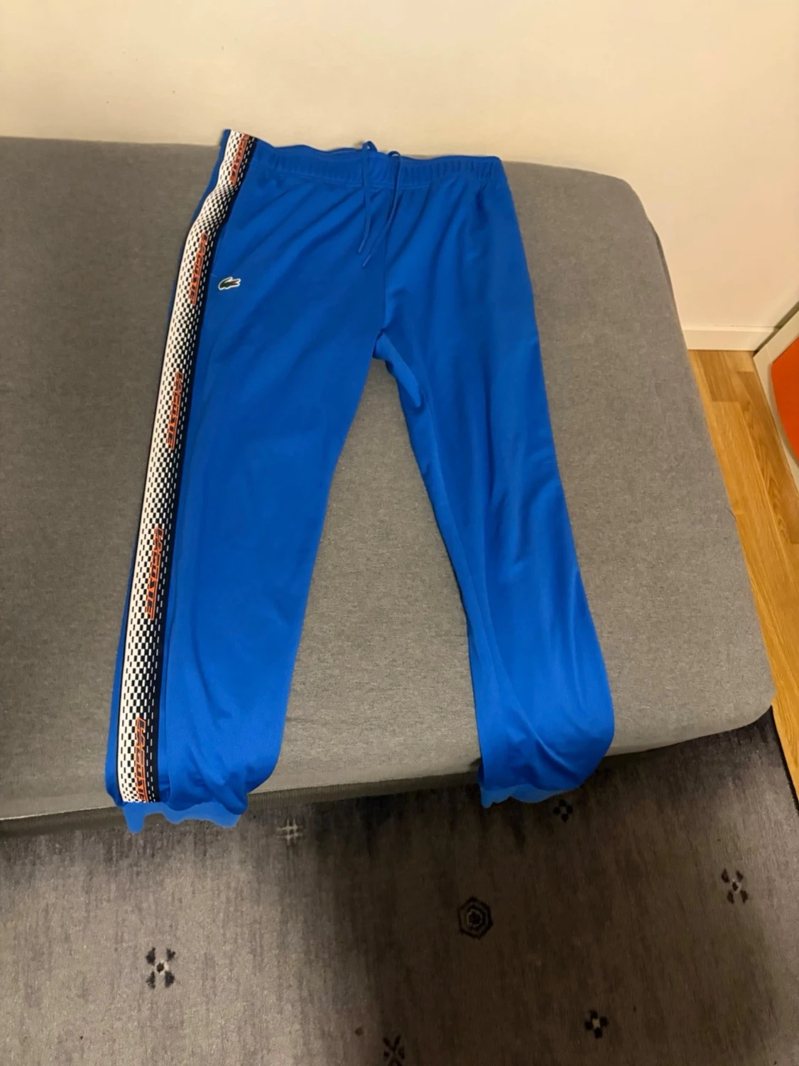 Blå och vit vindjacka från Lacoste - 2