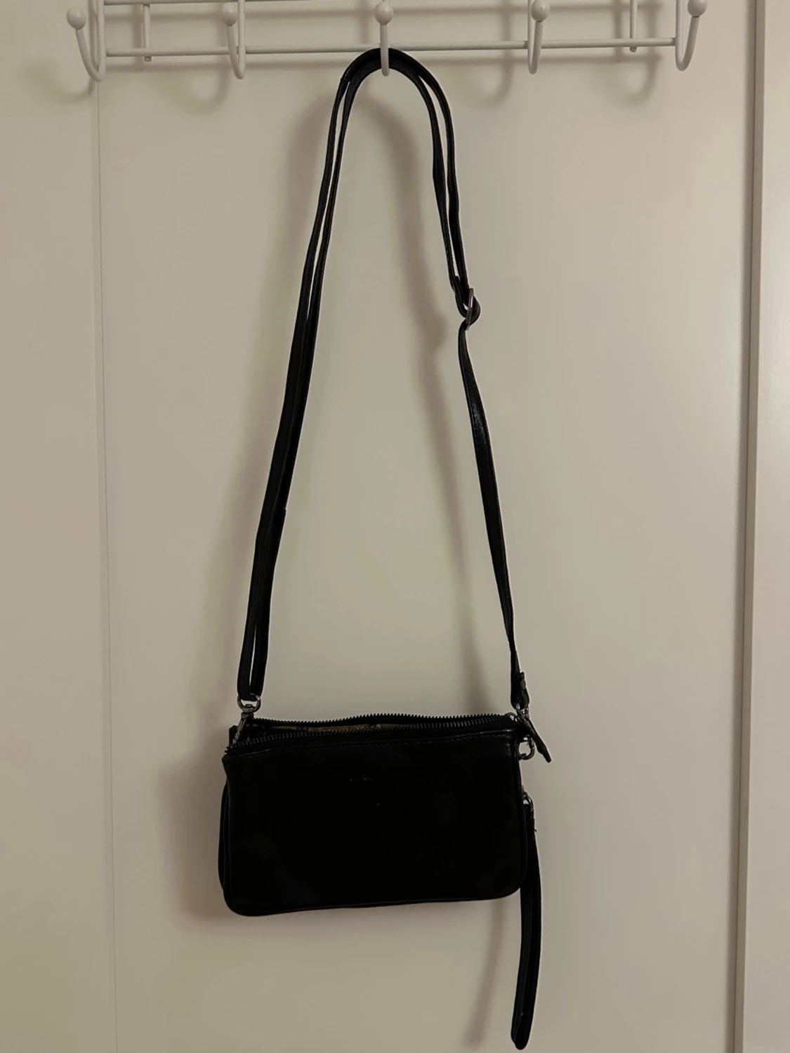 Svart axelväska från CASSÉL