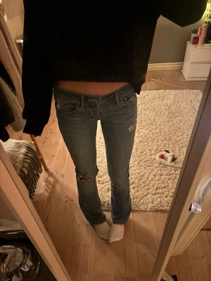 Low waist Jeans från Hollister - Säljer mina så snygga Hollister jeans med hål. Så snygga💕💕 Storlek W26 L33
