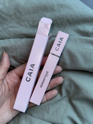 CAIA Romantique Mascara Black - Säljer en CAIA Romantique mascara i färgen svart. 