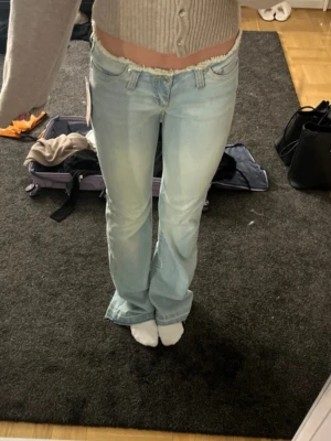 Lågmidjade jeans  - ”No waist” jeans ifrån Nelly, helt nya med prislapp. Strl 32, men passar mig som annars har 34 och är 165cm.