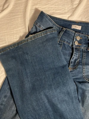 Jeans  - Säljer ett par klassiska blå jeans från Nelly dom är använda men de syns inte så mycket, bara lite lite slitna i benen (de ser man på första bilden) men de syns knappt 