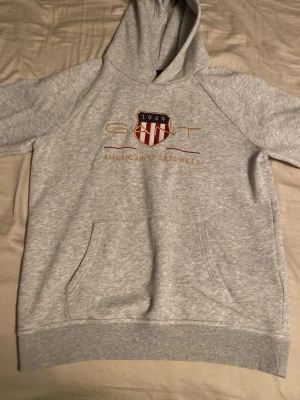 Gant  - Säljer en snygg varm och skön Gant Hoodie som är i skick 7,5/10. Bara att höra av sig ni har några funderingar! Storlek 170