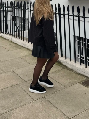 Alexander McQueen svarta sneakers  - Nypris ca 4500 kr. Köptes för 3 år sedan, täcken på användning syns (kan säkert försvinna mycket smuts om man rengör dem). Första två bilderna är inte skicket i dagsläget. Jag har inget kvitto, box eller bevis på äkthet. Säljer ett par chunky svarta sneakers från Alexander McQueen med vit plattformssula. Skorna har snörning, rund tå och är gjorda i mocka och skinn. 