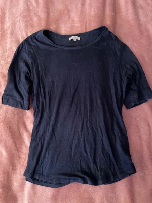 Marinblå kortärmad tröja! - En fin ”Stockholmsstil” tröja med lite längre ärmar och en fin slitseetalj i ärmarna!! Det är superskönt material 💕