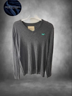 Mörkgrå stickad tröja Hollister S - Mörkgrå stickad tröja från Hollister i storlek S. Mycket bra skick med inga defekter. Riktigt skön och snygg till de lite kyligare dagar. Hör av dig vid minsta lilla