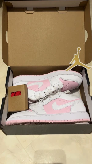 Air Jordan 1 Low - Säljer ett par jordans i nästan helt nytt skick med röda snören i storlek 36, från Zalando.   Nypris är 1095 säljer för 650, använd endast en gång för att testa, pris GÅR att diskutera.  Fler bilder går att skickas!!! 