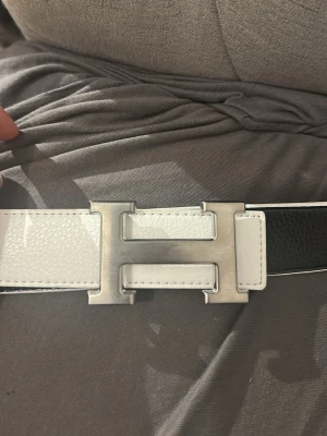 Bälte med H-format spänne – no brand -  Nytt bälte! ✨ 	•	Längd: 110 cm 	•	Finns i vitt & svart ⚪⚫ 	•	Stilrent och praktiskt för alla tillfällen 👌  💖 Köp fler – spara mer! 	•	2 stycken eller fler → rabatt gäller! 🎉
