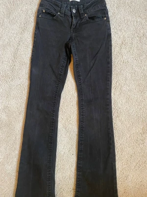 Svarta bootcut jeans med fickdetaljer - Snygga svarta jeans från Gina Tricot. Materialet är jeans med en lätt tvättad look och silverfärgade knappar.💗