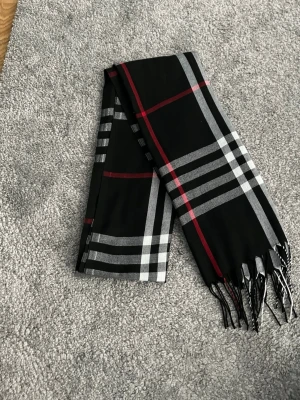 Svart Burberry halsduk  - Svart burberry halsduk