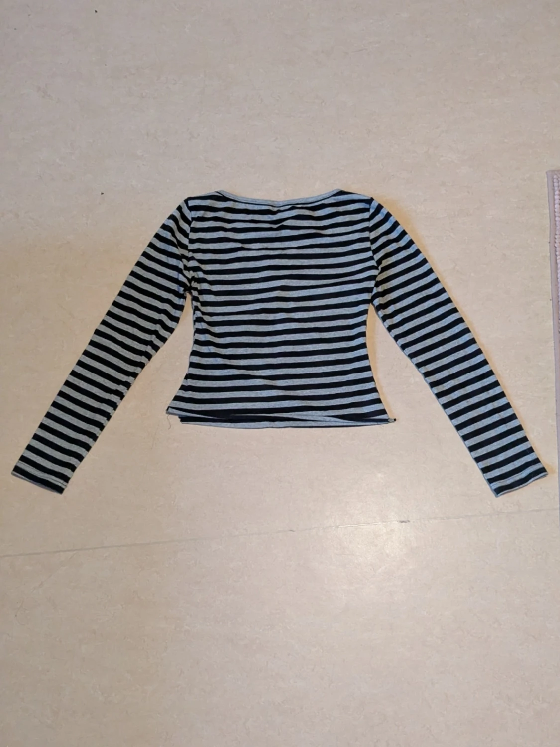 Randig tröja med långa ärmar med u-ringning och knappar - 3