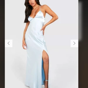 Ljusblå balklänning med slits - Elegant ljusblå långklänning i satin  aldrig använd perfekt för bal eller festliga tillfällen 