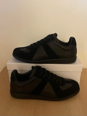 Mason Margiela Gats - Ett par helt nya Mason Margiela Gats i en All Black Colourway. Jag säljer dem då de var för små för mig. De sitter som en 43, men kan även passa 42. Allt og tillkommer. Skriv gärna om du har någon fråga! Priset kan diskuteras.