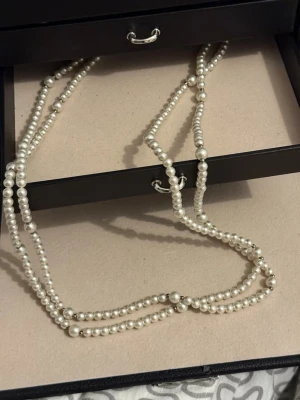 Pärlor halsband och tre armband  - Pärlor halsband och 3 armband 