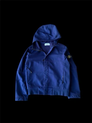 Stone Island jacka – äkta – blå – barn ca 10 år - Säljer en äkta Stone Island jacka i snygg blå färg. Riktigt stilren och eftertraktad modell med klassiska Stone Island-badgen på ärmen.  • Passar barn ca 10 år • 100 % äkta Stone Island • Mycket bra skick, väl omhändertagen • Perfekt för vår/höst eller svalare sommarkvällar • Dragkedjor och detaljer i fint skick Det finns spår av små fläckar, men det går bort i tvätte Nypris hög – perfekt chans att fynda ett exklusivt plagg till bättre pris. Skicka gärna meddelande vid frågor eller fler bilder ✨