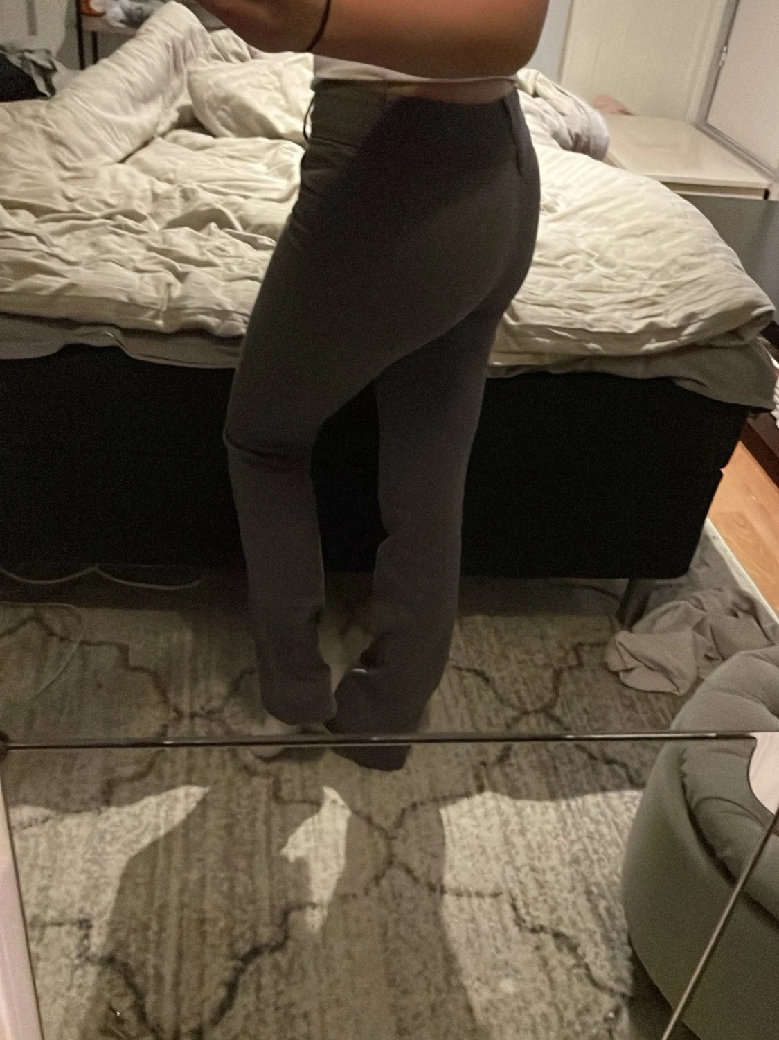 Mörkgrå bootcut byxor från Monki