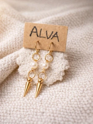 Alva - Eleganta men edgy örhängen i guldfärgad metall med vit pärla och spetsig detalj. Perfekta för både vardag och fest ✨ Lätta att bära. handgjorda 🔸 Stil: Minimalistisk, edgy, trendig