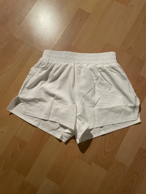 Vita tunna shorts med en ficka - Vita tunna shorts med en ficka