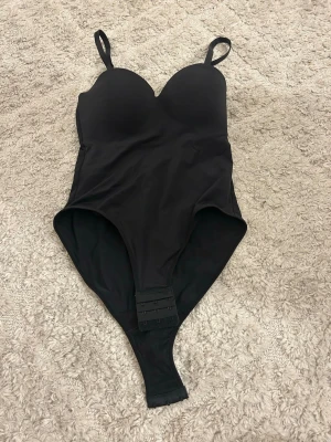 Svart body - Super snygg body med liten push! Köpt på vinted så vet inte vart den är ifrån!🥰Axelbanden går att ta av!