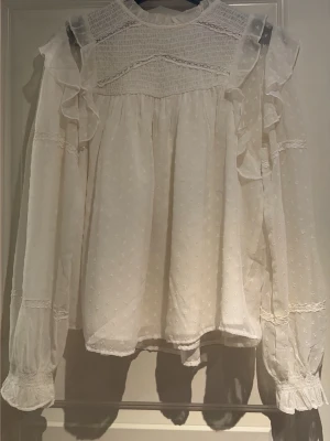 Vit blus  - En vit blus från Gina Young, väldigt fin och söt. Nästan aldrig använd