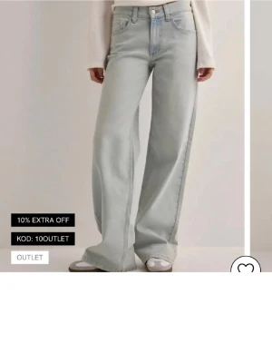 Ljusblå wide jeans  - Säljer ett par ljusblå jeans från Nelly. Medelhög midja och passar till allt. Endast andvänt 2 gånger ❤️