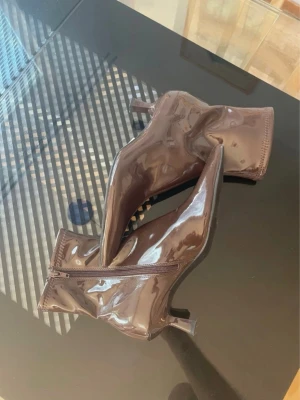 Bruna stövletter - Stövletter med spetsig tå och låg klack. Storlek 39. Märke; Open Edit, köpt i Nordström - i USA. De är h e l t oanvända!