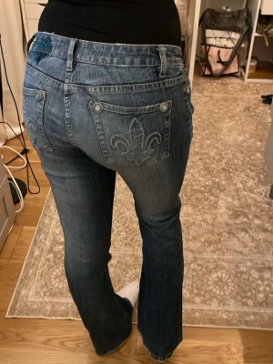 vintage lågmidjade bootcut jeans - Super cute jeans with details. Stretchy so fits S and M. Chick jeans 📏waist:37cm innerleg: 83cm total lenght:101cm 