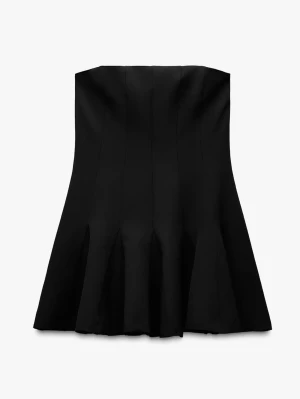 Svart axelbandslös tubtopp - Säljer en svart axelbandslös tubtopp med utsvängd nederdel. Toppen har en stilren och elegant design som ger en snygg siluett. Perfekt att styla med både jeans och kjol för en trendig look.