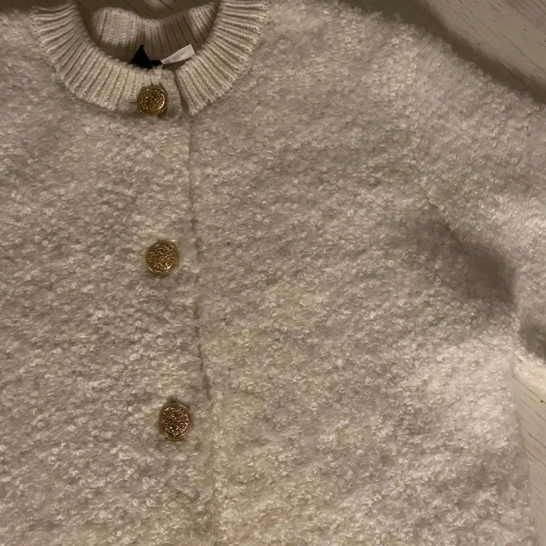 Vit kofta med guldknappar - 92