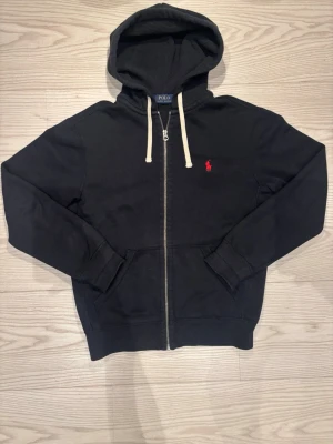 Ralph Lauren zip hoodie - Riktigt go och fräsch Ralph lauren zip hoodie i svart | Nypris: 2199kr | Äkta såklart | Storlek: S | Inga defekter eller liknande | Priset är diskuterbart! | Hör av er vid minsta fundering!🙌
