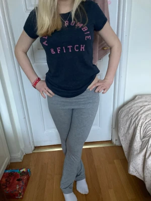 Grå leggings med flared passform  - Säljer ett par grå leggings med flare passform och nervikt midja perfekt för att justera midjepassformen. Perfekta för chill dagar hemma eller när du vill ha något bekvämt på dig. Sparsamt använt lite fläckar vid benen dock. Modellen är 158 och bär storlek xs som referens.