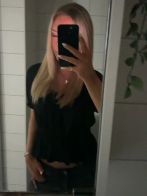 Svart topp från Gina  - Supersöt svart topp från Gina. Jättefin att stylea till kostymbyxor eller lågmidjade jeans. 🖤