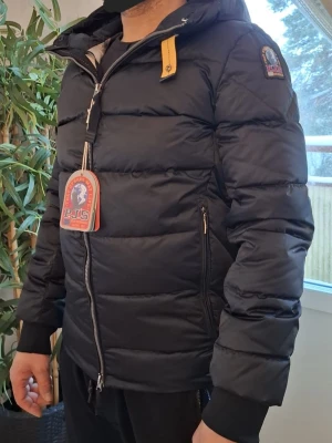 Svart pufferjacka från Parajumper - Parajumper jacka modelen SHEEN storlek M den har lapparna aldrig använt jätte skön och snygg jacka passar för vinter.