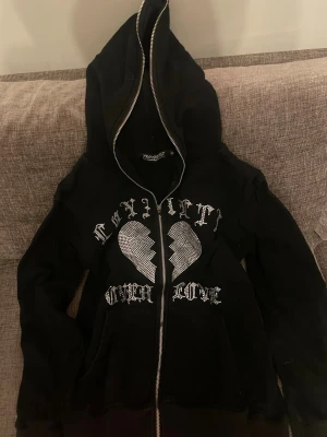 Svart kofta från trotherz  - Kofta som man kan stänga hela vägen, koftan har glitterdiamanter på sig och är i bra skick. Köpt för ca 900kr