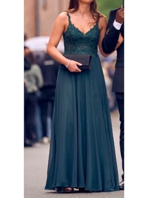 Mörkgrön långklänning - Balklänning använd en gång.                                           Klänningen är uppsydd till längden 174cm. 