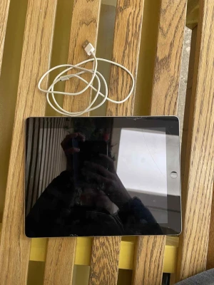 Apple iPad (2nd/3rd/4th gen) - Apple iPad med laddkabel. Skärmen har en spricka i övre högra hörnet men fungerar i övrigt. Baksidan är i fint skick utan större repor. Perfekt för surf, appar och underhållning. Säljes med original USB-laddkabel.