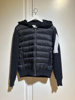  Moncler cardigan  - Svart cardigan från Moncler med en unik M på armen tveka inte att kontakta vid frågor eller  funderinga om produkten  MVH Modern Sellers 
