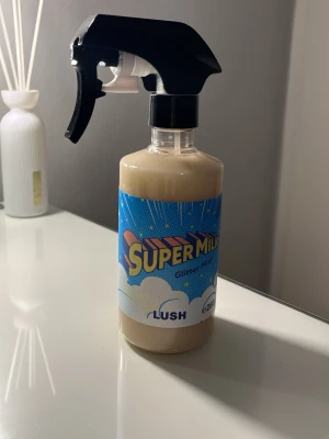 Lush Super Milk Glitter Mist 260g - Super Milk Glitter Mist från Lush i en stor sprayflaska på 260g. Perfekt för att fräscha upp och ge glow till huden. ( endast testat)