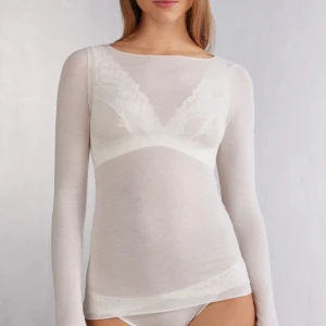 vit intimissimi tröja - superfin intimissimi vit tröja🩷 knsppt använd och i bra skick. nypris 500