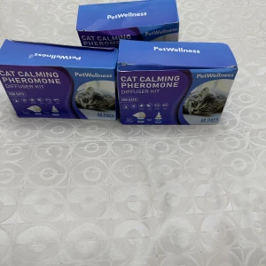 Cat Calming Pheromone Diffuser Kit - PetWellness Cat Calming Pheromone Diffuser Kit för katter. Inkluderar plug-in diffuser och två refillflaskor, räcker upp till 60 dagar. Produkterna ser nya ut, med hela förpackningar och inga synliga defekter. Perfekt för att minska stress hos katter. Säljs för 95/st eller 280 alla tre 