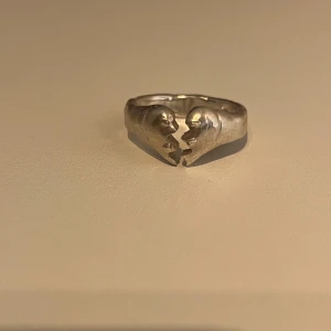 Maria Nilsdotter ring stitched heart - Oxiderat silver, ringatorlek 17mm. Inköpt på Maria Nilsdotter för 2695 kr.
