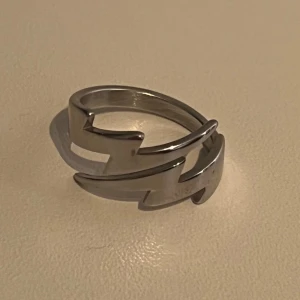 Justerbar ring - Justerbar ring, minns inte var jag köpt den.