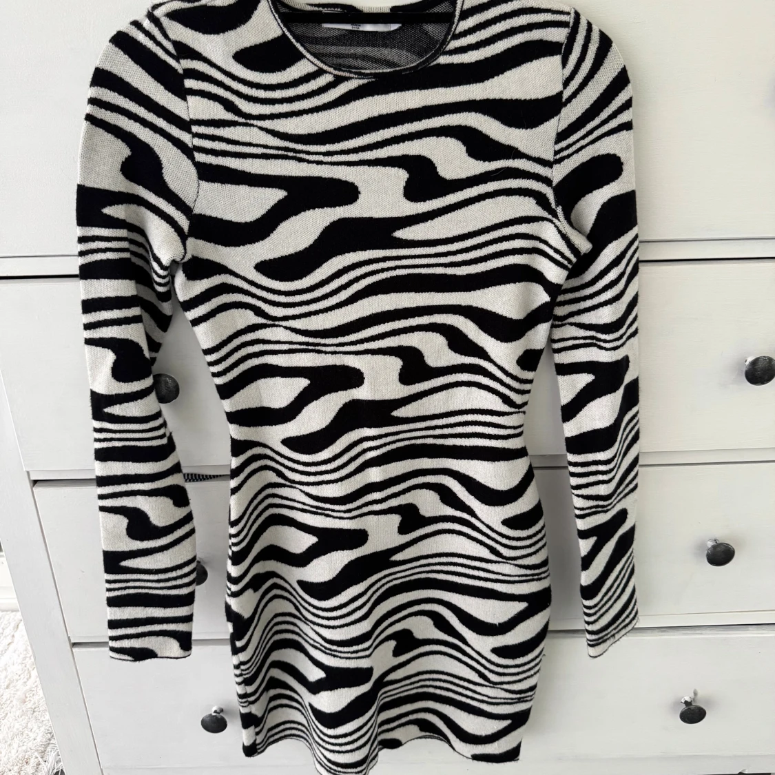 Zebramönstrad klänning från NA-KD