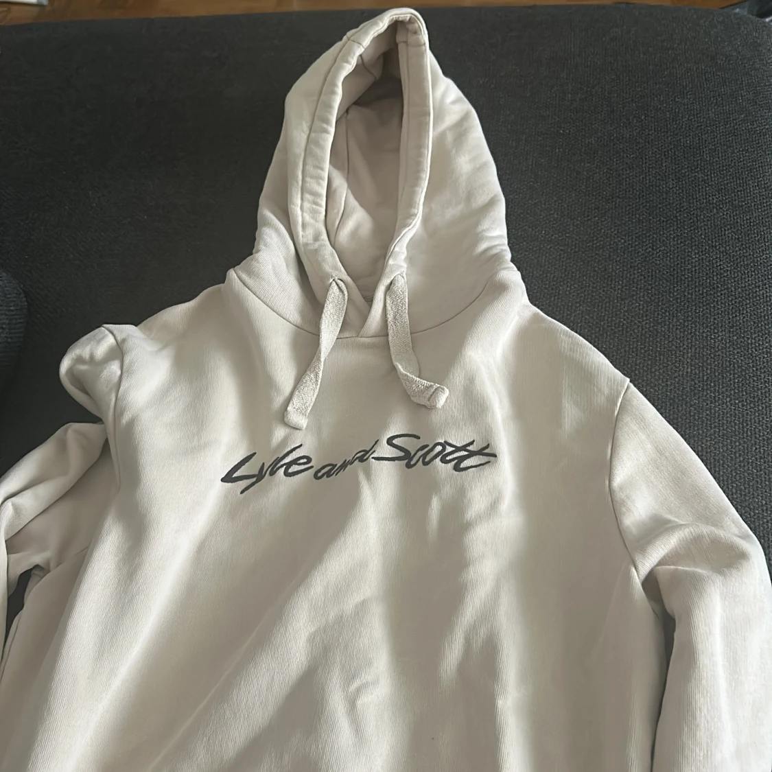Beige hoodie från Lyle & Scott - 4