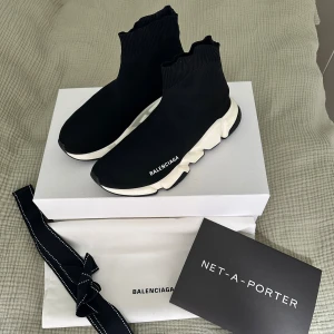 Balenciaga Speed Trainer  - Balenciaga Speed Trainer sneakers i svart med vit chunky sula. Strumpliknande design med Balenciaga-logga på sidan. Säljs med låda, dustbag och presentsnöre. Köpta hos Net-a-porter så kvitto finns som bevis på äkthet. 