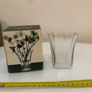 KOSTA BODA BODA 190 KR - Fin vas från Boda Nypris 600 Kr 